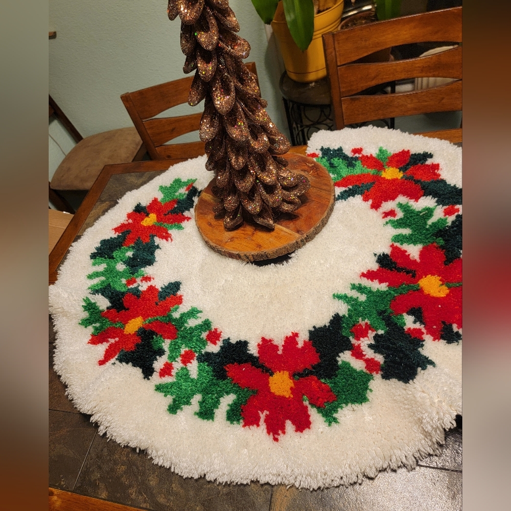 Vintage Skillcraft Christmas Poinsettia Latch Hook Rug Tree Skirt MCM 36"‎